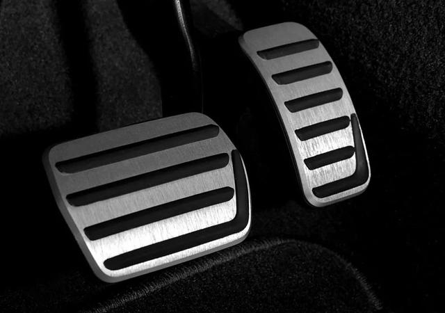 你知道为什么刹车踏板比油门踏板高吗?-新浪汽车