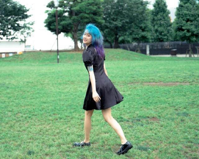 蓝紫色头发大花臂李诞女友黑尾酱好社会完全是个不良少女
