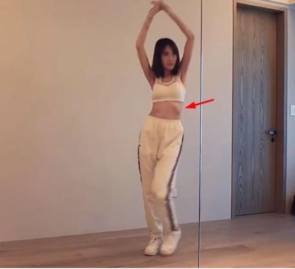 林志颖老婆在家运动, 上身只穿一件瑜伽服, "肋骨外翻"好严重|陈若仪