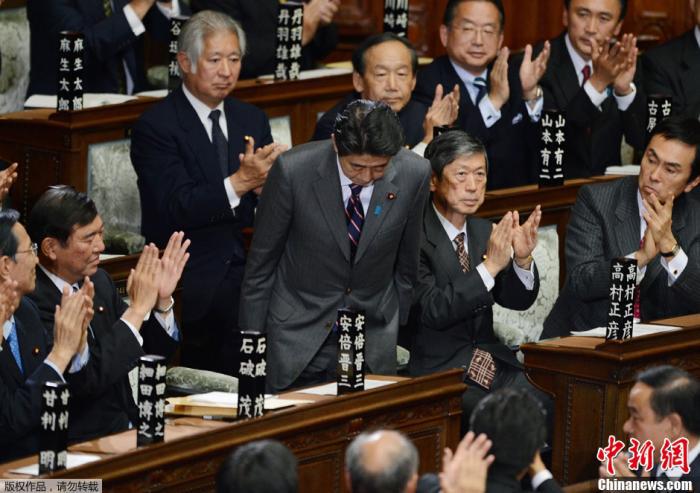  资料图：日本首相安倍晋三在国会。