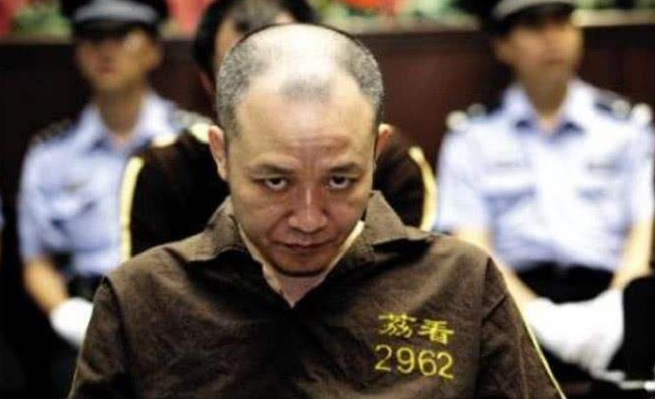 他是广州黑老大,东北乔四也得给他面子,被抓时却吓得尿裤子!