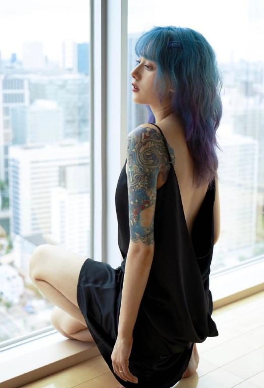 蓝紫色头发大花臂李诞女友黑尾酱好社会完全是个不良少女