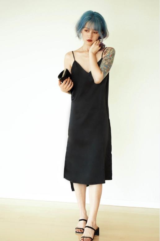 蓝紫色头发大花臂李诞女友黑尾酱好社会完全是个不良少女