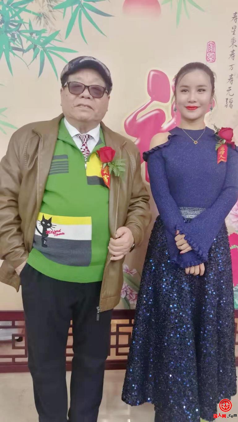 青年演员冬雪应邀主持墨痴从艺七十周年画展