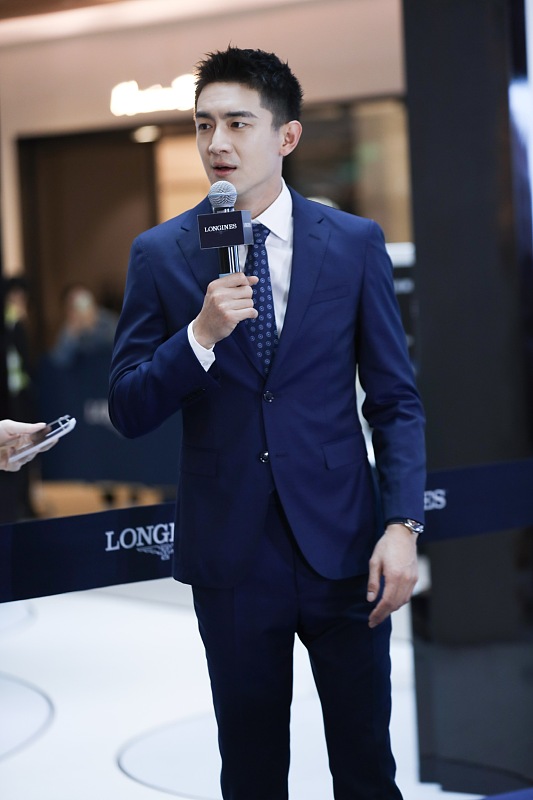 林更新留寸头颜值在线 西装革履绅士范儿 侧颜变身小说男主脸