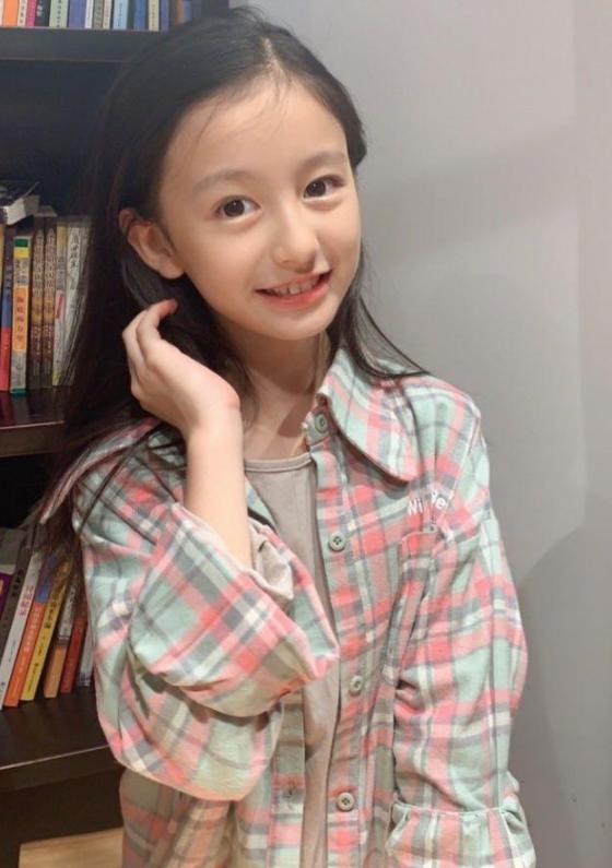 9岁甜心小萝莉裴佳欣仙女颜值简直要逆天堪称整容式长大