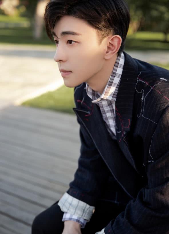 邓伦"偏分"发型复古帅气,条纹西装的搭配绅士儒雅,颜值爆棚