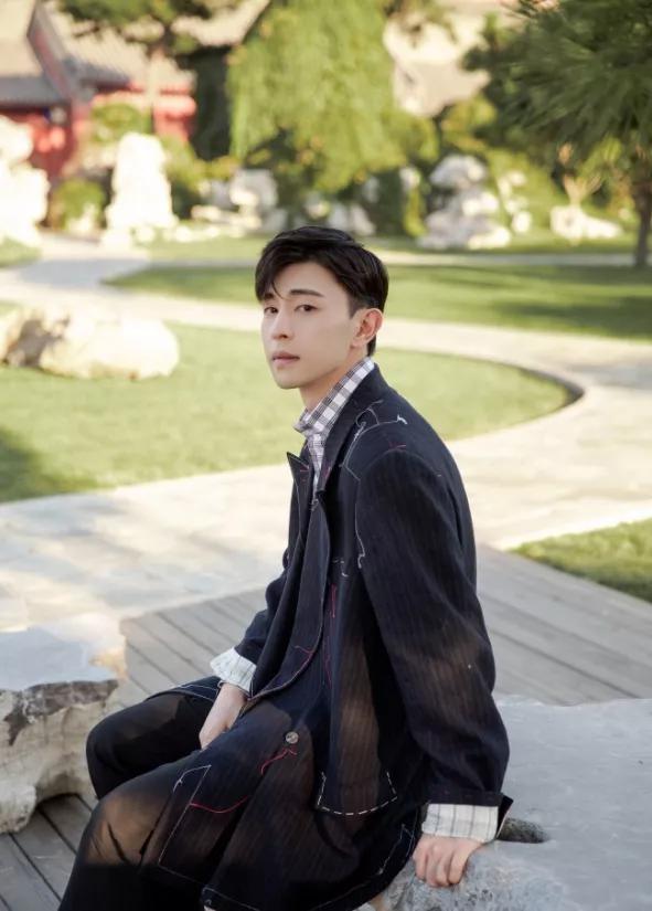 邓伦"偏分"发型复古帅气,条纹西装的搭配绅士儒雅,颜值爆棚