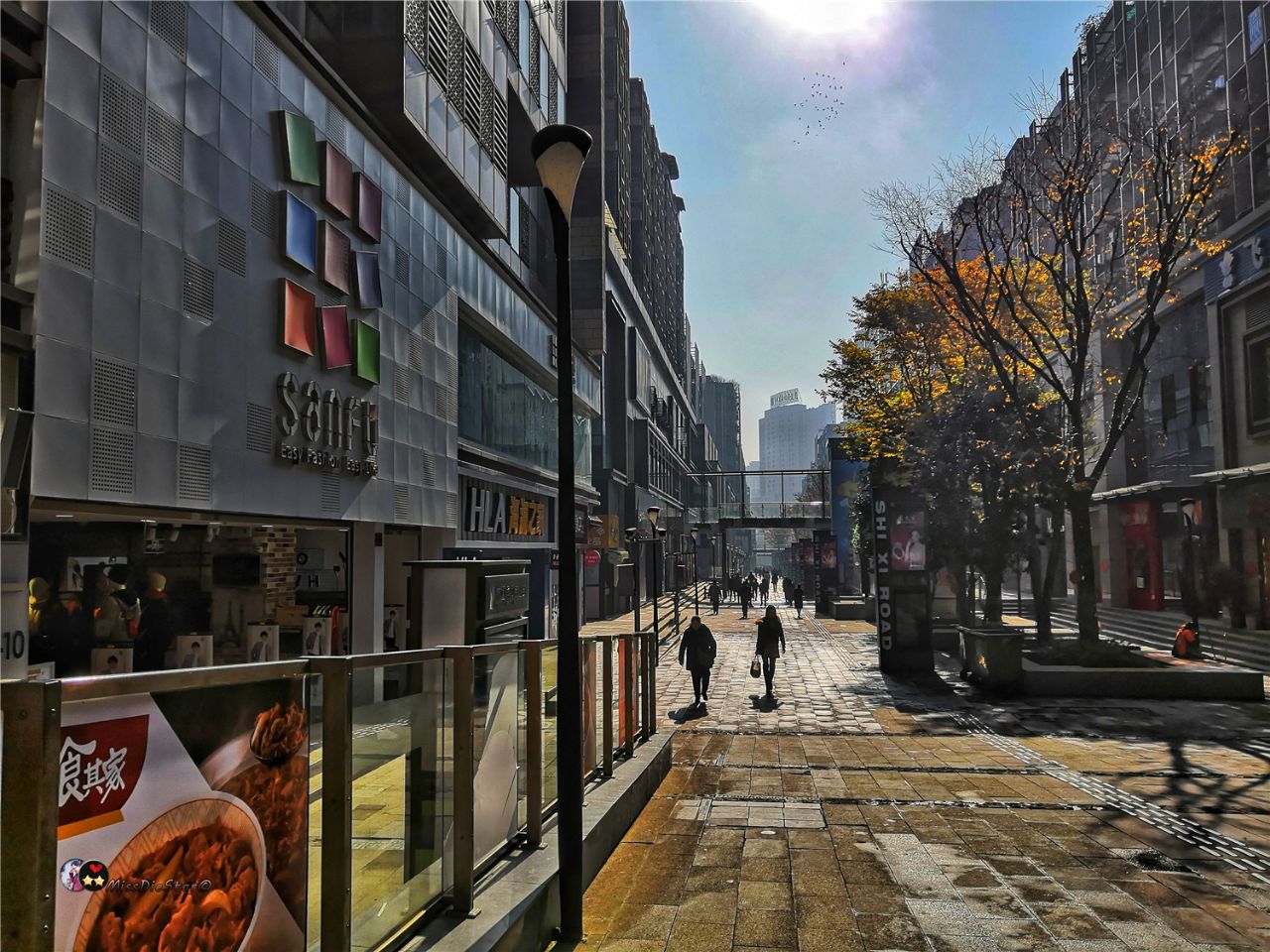 贵州首个滨河商业步行街,曾经的批发城变品牌路,还有民俗小吃街