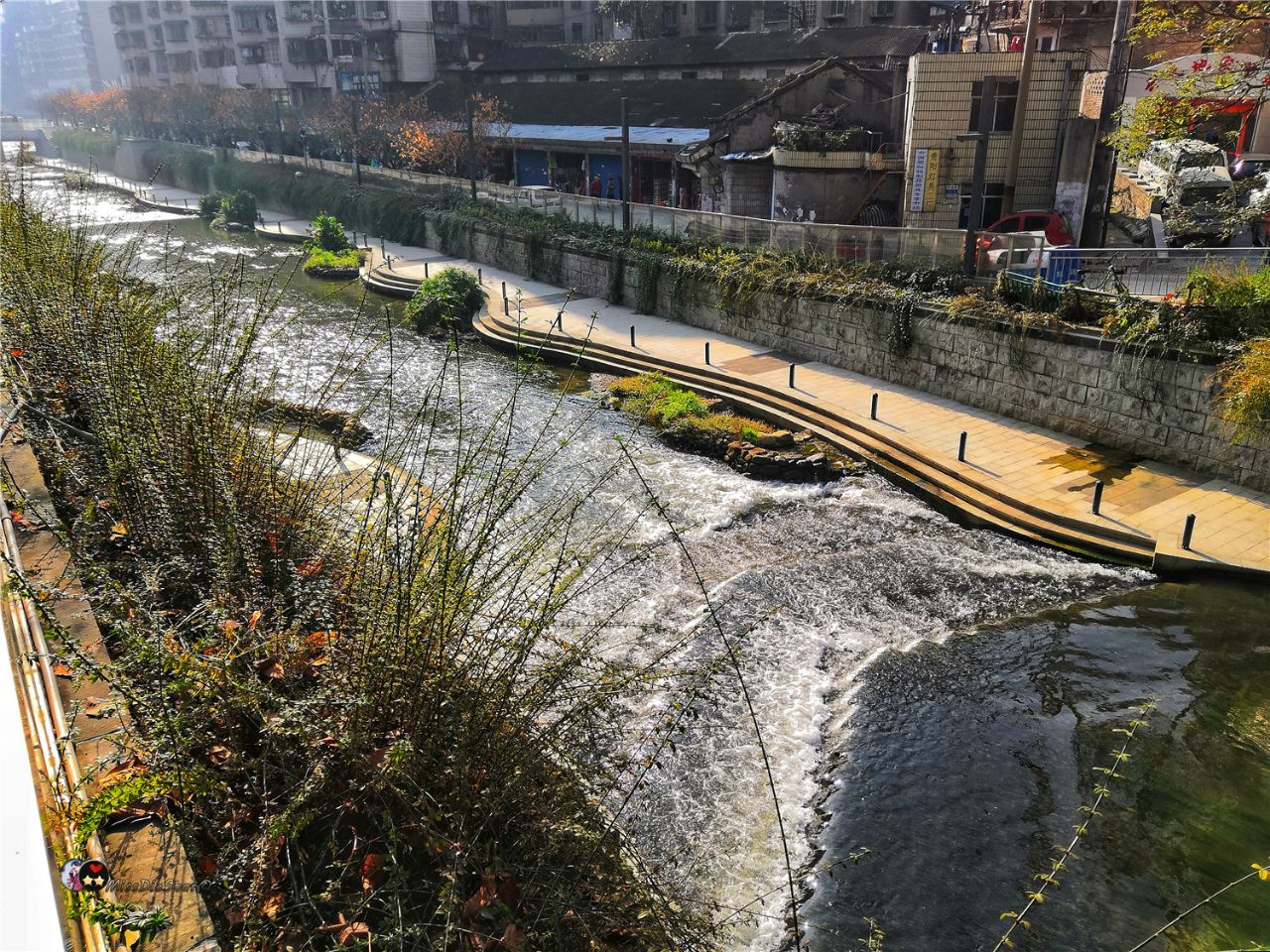 贵州首个滨河商业步行街,曾经的批发城变品牌路,还有民俗小吃街