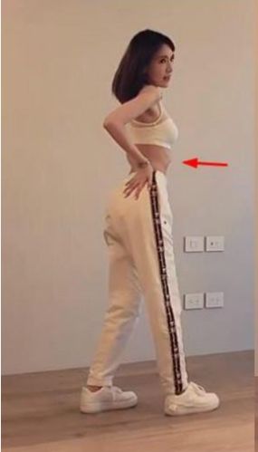 林志颖老婆在家运动, 上身只穿一件瑜伽服, "肋骨外翻"好严重|陈若仪