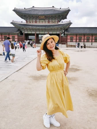 女星衣服穿10年舍不得扔,赴韩国旅行变购物狂,拖420斤行李回国