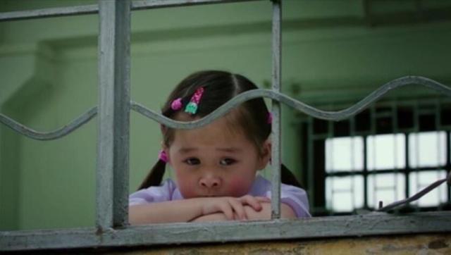 还记得亲爱的里赵薇的女儿吉芳吗如今9岁的她人见人爱