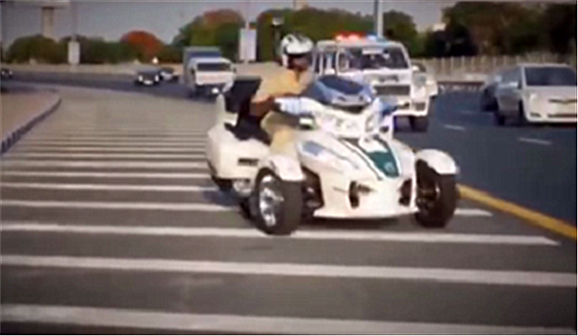 迪拜警车上街画面：头车布加迪，车尾迈凯伦、奔驰，车旁庞巴迪
