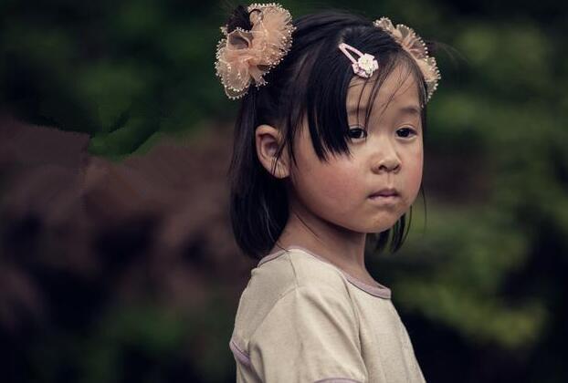 还记得亲爱的里赵薇的女儿吉芳吗如今9岁的她人见人爱