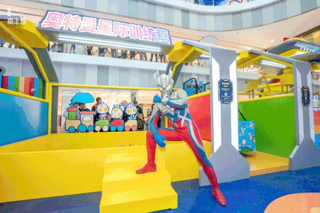 走进英雄回归区最吸引眼球的当然是高达5米的泰迦奥特曼国内首度惊艳