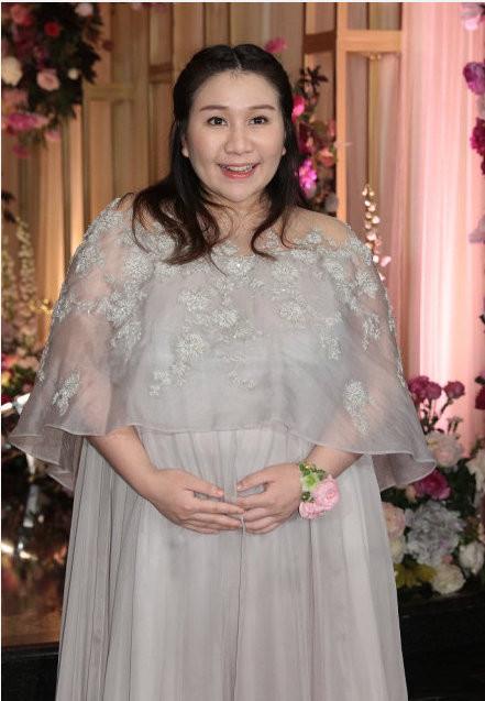 何超盈挺"巨肚"当伴娘,穿裙子行动困难,不会是双胞胎吧?