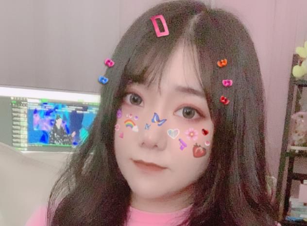 小团团年度淘汰晒自拍成翻车现场,双下巴很魔性