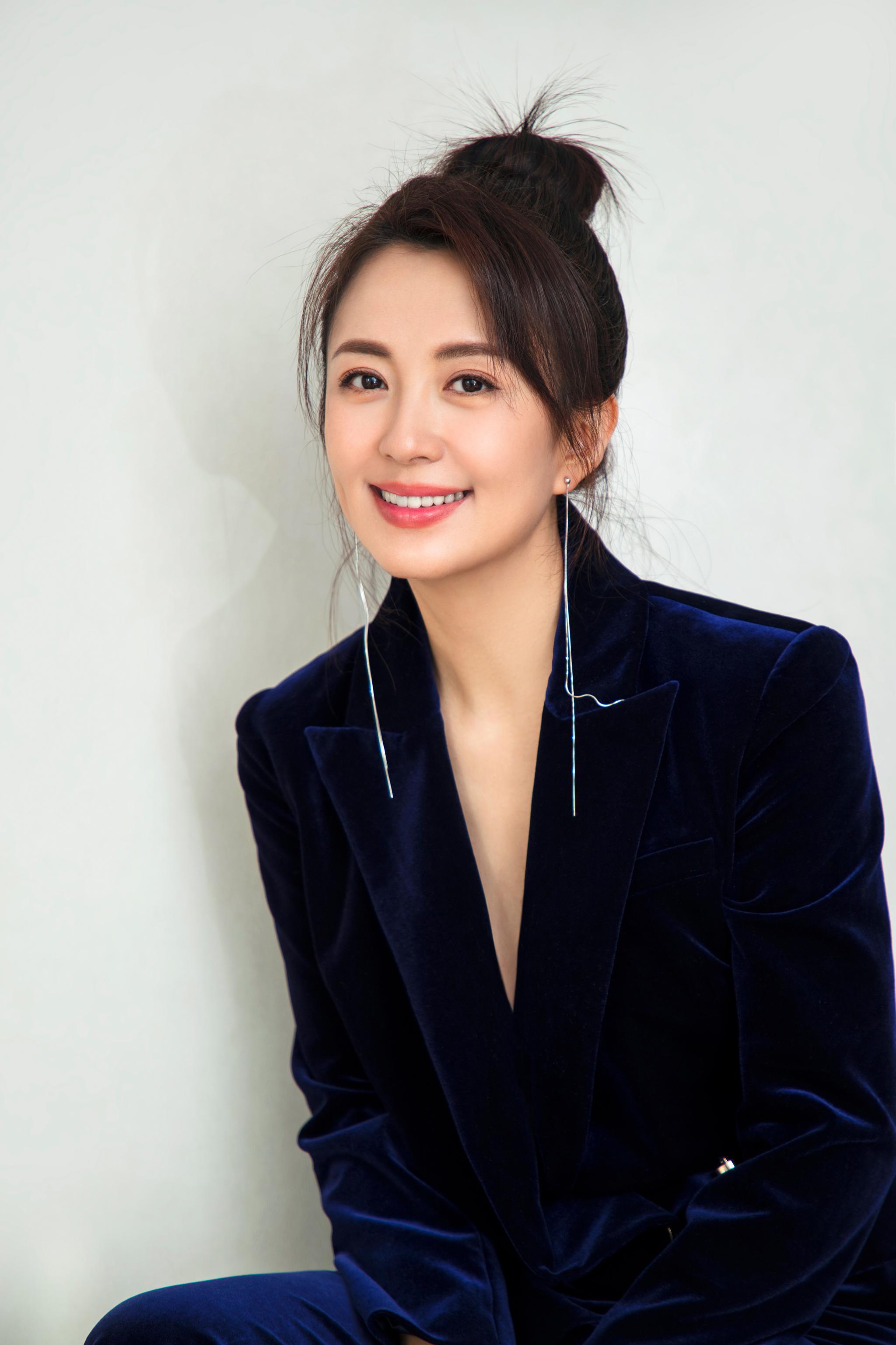 杨童舒亮相新剧发布会复古知性 《都是一家人》首播创佳绩