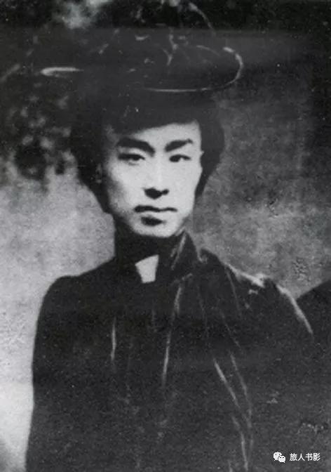 长亭外,古道边,芳草碧连天.晚风拂柳笛声残,夕阳山外山.