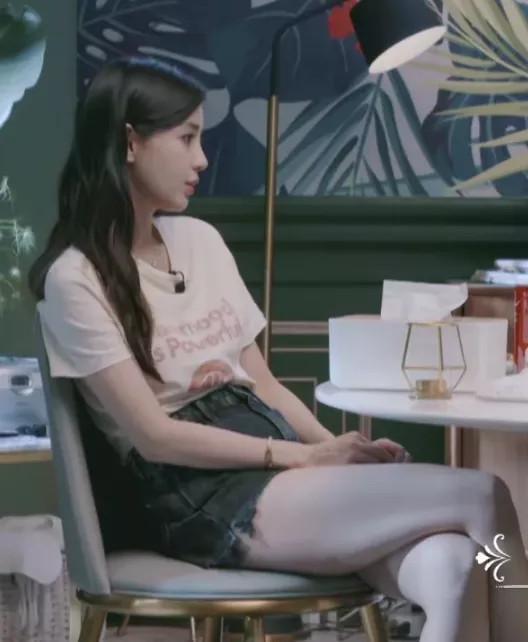 baby做客综艺,穿迷你裙跷二郎腿下意识用手挡住防走光