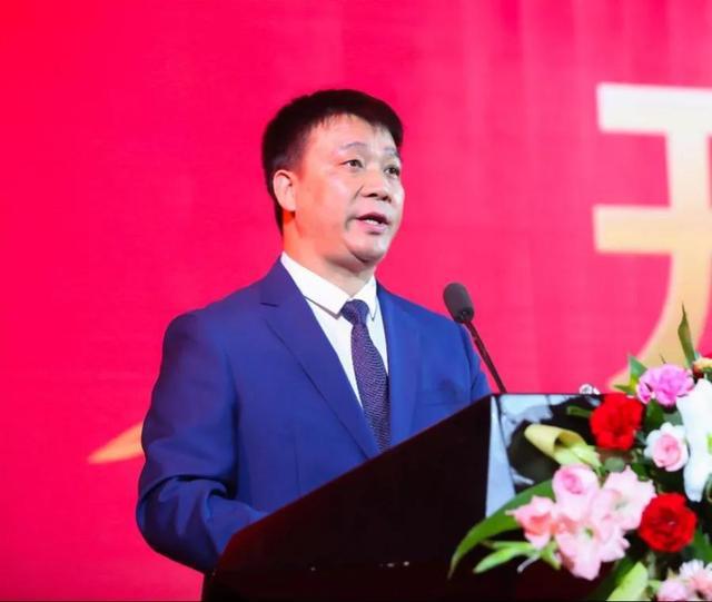 杜康控股销售总经理柳向阳荣获"推动中国酒业发展功勋人物奖"