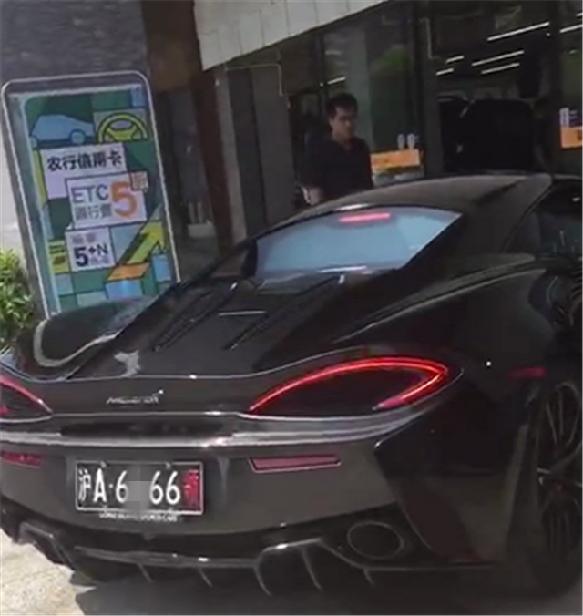 3个6车牌的迈凯伦,沪a开头,车牌尾部还多一个字,一般人惹不起