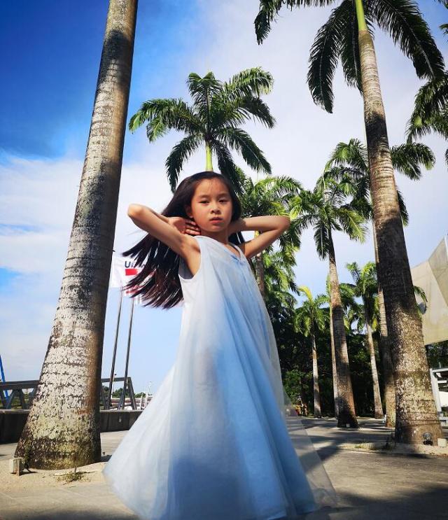 还记得亲爱的里赵薇的女儿吉芳吗如今9岁的她人见人爱
