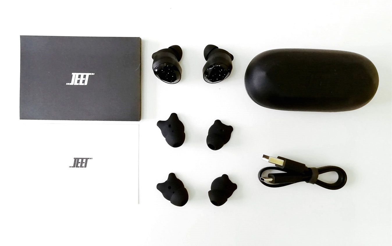 包装盒内所有配件取出,说明书,保修卡,耳机胶塞,usb-c充电线以及充电