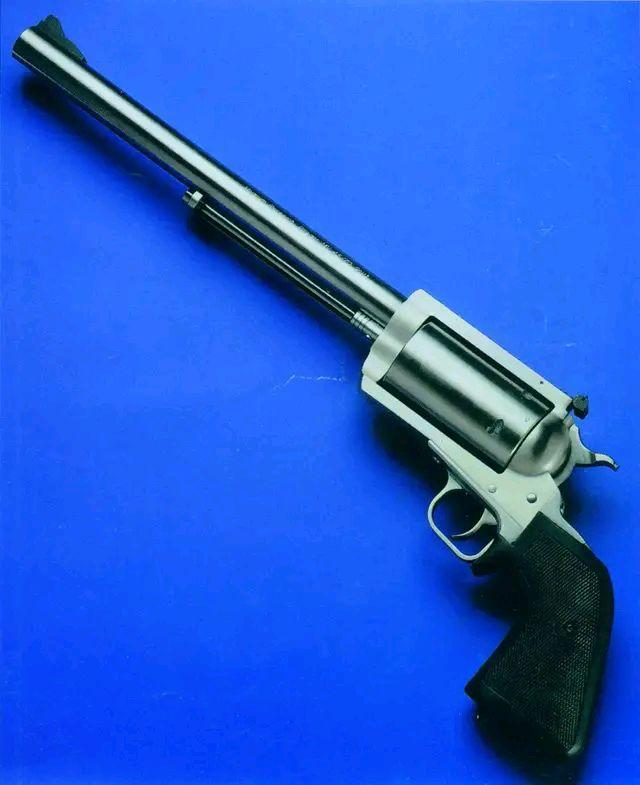 这一款马格努姆出品的长转轮单动转轮手枪,威力射程足可以和世界上