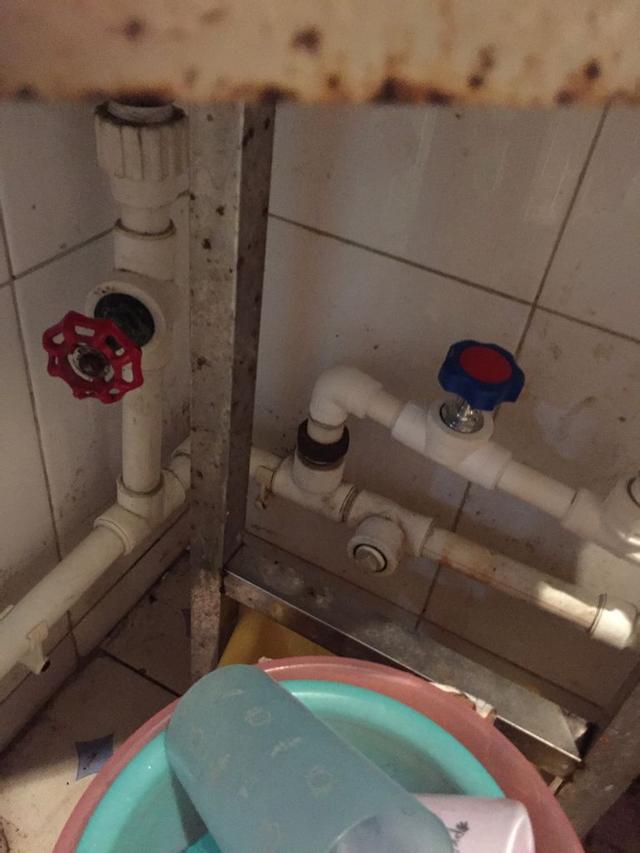 家住4楼厨房水管爆了刚铺好的木地板都被泡了我太崩溃了