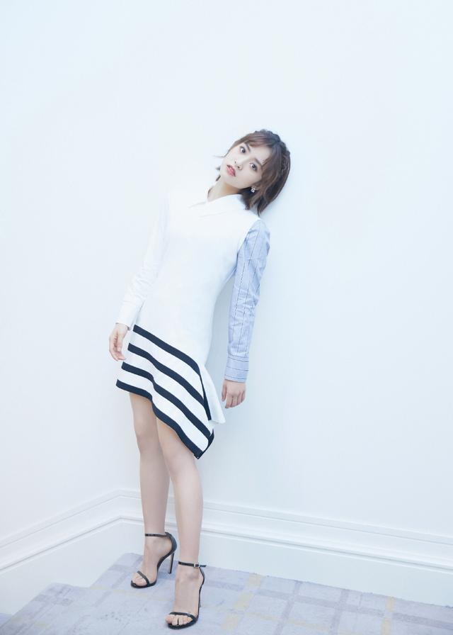 沈月果然最适合学院风,毛衣配短裤青春减龄,就算55分也是美的