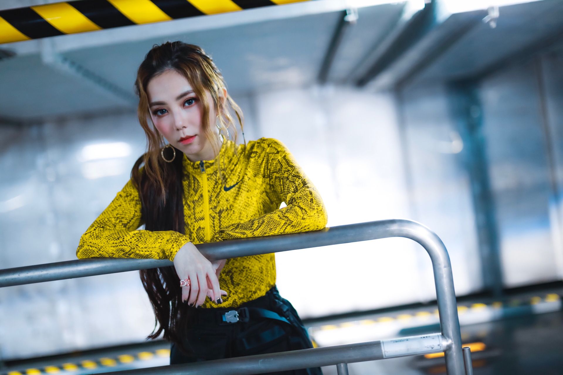 学邓紫棋穿黄色系look,可比黑白灰好看多了