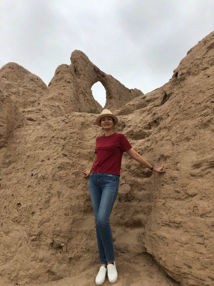 央视主持刘芳菲现活动,白色上衣搭深色长裙,42岁风采依旧