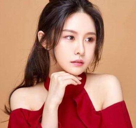 阿冷连续三年蝉联斗鱼十大巅峰主播号称最具元气少女名不虚传