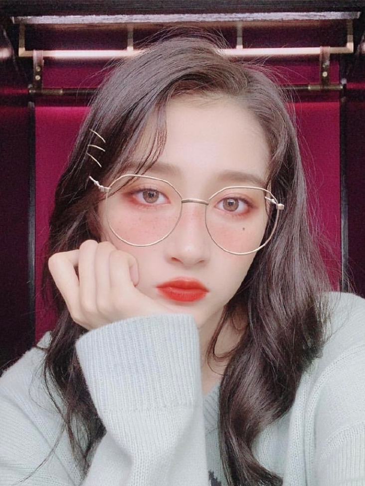 看关晓彤这次选择的淡淡的眉毛搭配上绿色美瞳,以及一头的彩色发夹就