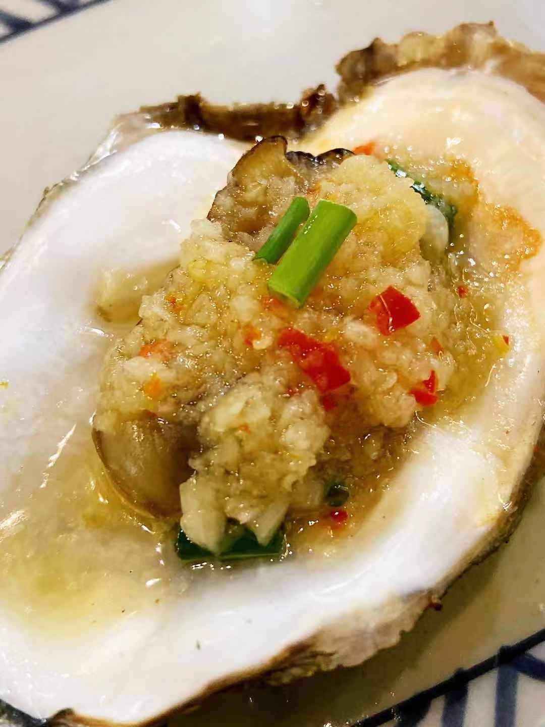 满满的一锅,一端上来,鲜味就扑面而来,带着浓郁的果香和酸味