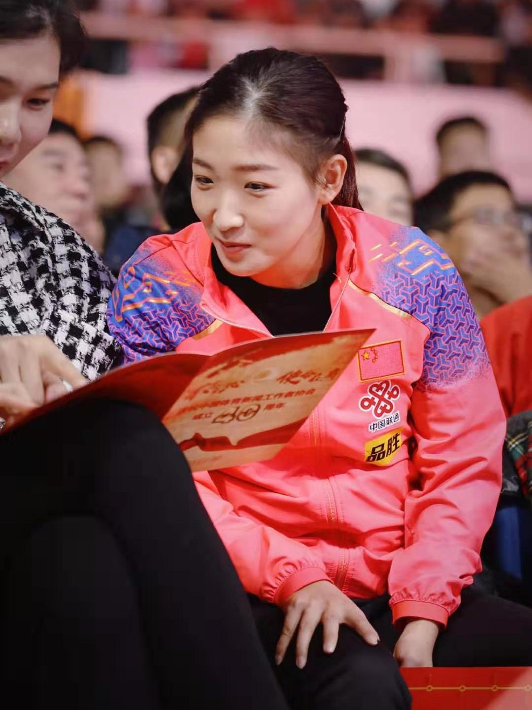 刘诗雯近照,肤白貌美,一颦一笑令人心动,不愧是国乒第一美女!