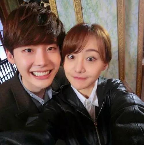 郑爽李钟硕《翡翠恋人》定档,看到播出时间后,剧粉快要"泪崩"