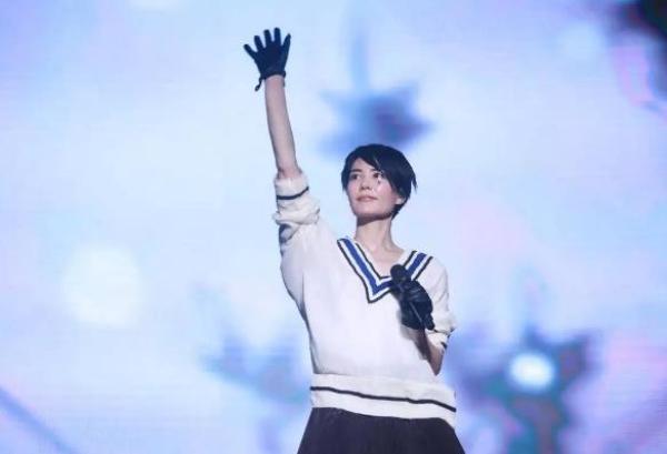 她唱功媲美张学友 人气还远超王菲 现在 歌手 请6年都不出山 陈慧娴