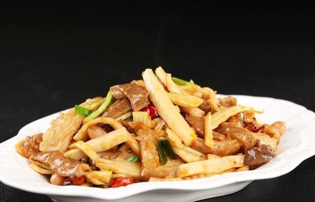 家常竹笋炒肉,嚼起来香脆,老人小孩都爱吃