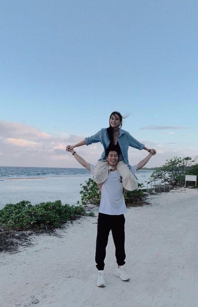 何超莲骑男友肩上窦饶为女友系鞋带甜蜜情侣狂撒糖疑好事将近