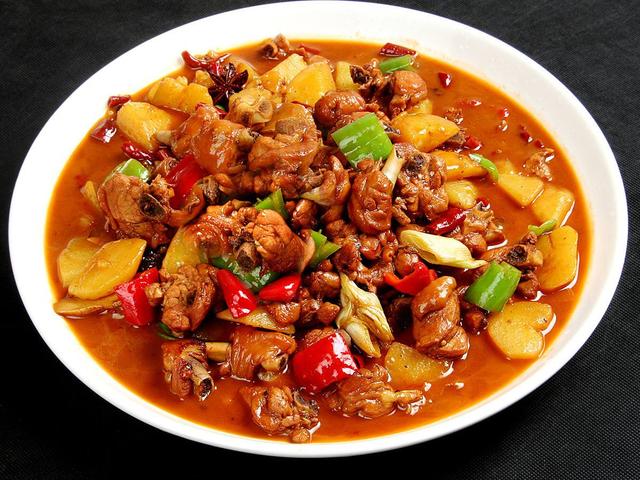 来一道大盘鸡,色泽鲜艳诱人,鸡肉麻辣鲜香