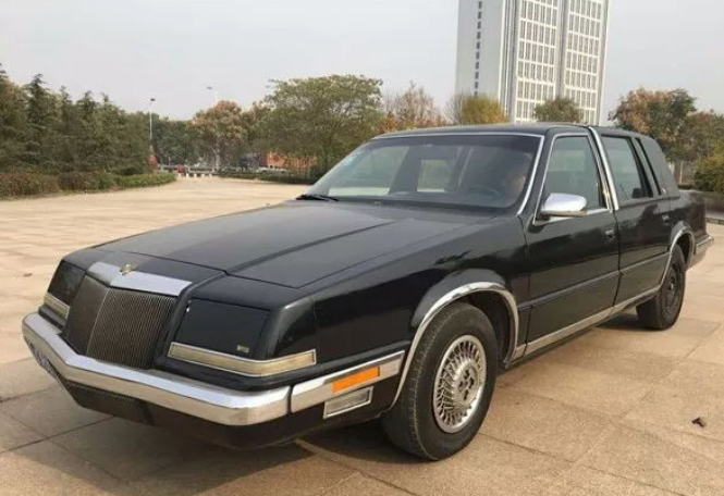 25年的"帝王"豪车闲置路边,当年比宝马还贵,如今没人认出来-新浪汽车