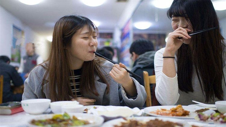 韩国人到中国旅游，到商场购物感叹：中国人原来生活这么幸福