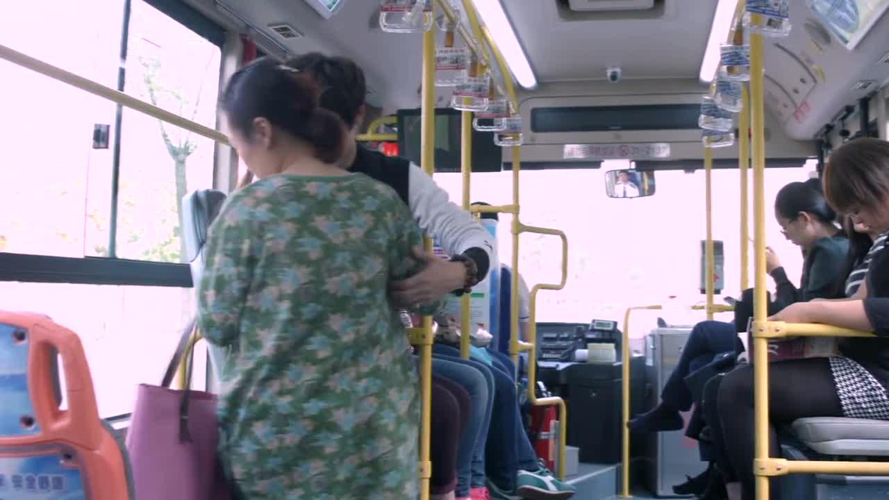 地铁抢座冲突频发 公共场所让座礼仪指南