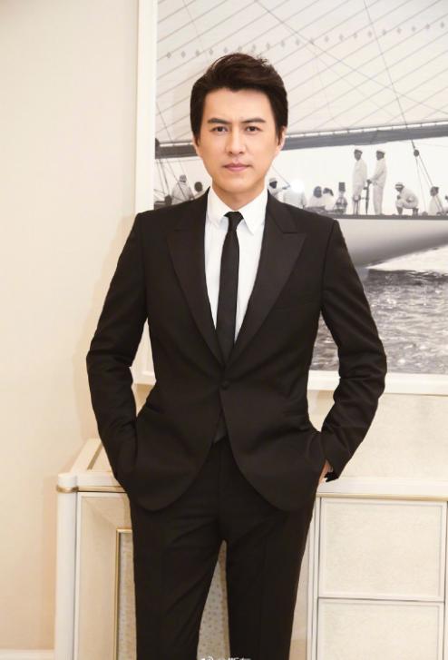 老干部靳东也走潮流路线,印花夹克牛仔裤,身姿挺拔如雕塑