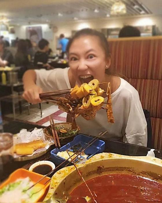 女星吃火锅:赵丽颖呆萌,应采儿接地气,而欧阳菲菲则仙气十足|吃火锅