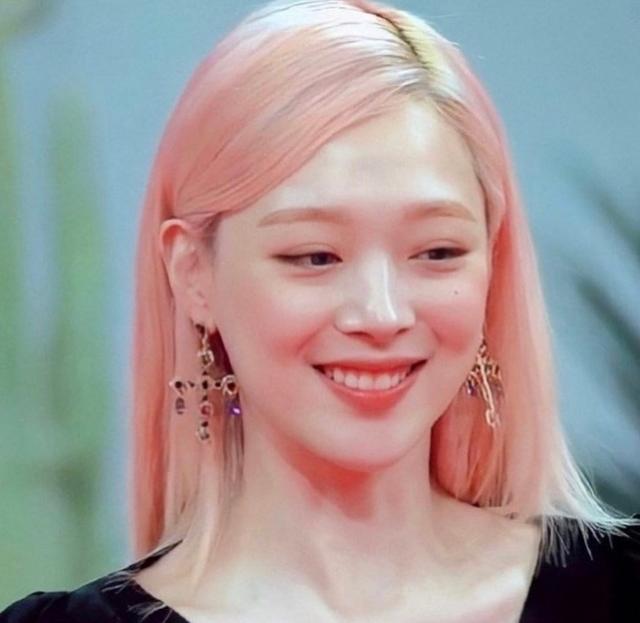 雪莉粉色发色化身"人间水蜜桃",出solo回归音乐人,颜值没得嘲