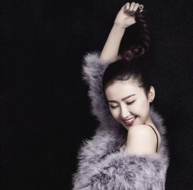 创历史!第一位登陆伦披尼拳场的女性主持人,冬妮为中国搏击增光